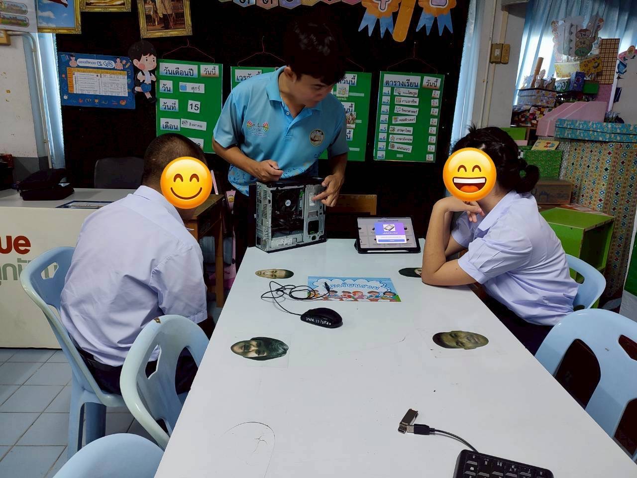 นักเรียนเล่นเกมตู้คีบ